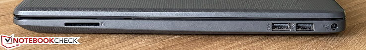 Rechts: SD-Kartenleser, 2x USB-A 3.2 Gen.1 (5 GBit/s), Netzteil