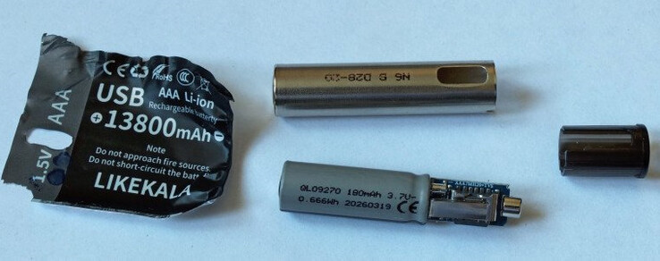 Nach dem Entfernen der Kunststofffolie kamen eine Lithium-Zelle mit 180 mAh sowie eine Lade- und Spannungsbegrenzungsschaltung zum Vorschein.