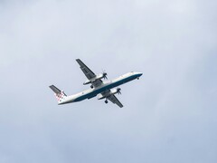 Flugzeug in der Luft (Bildquelle: Kat von Wood via Unsplash; beschnitten)