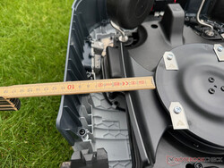 Das Mähwerk liegt gut 10 cm entfernt vom Rand