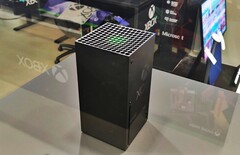 Ein Prototyp der Xbox Series X ermöglicht es bereits jetzt, das Design aus der Nähe zu betrachten. (Bild: @KeemaMr, Twitter)