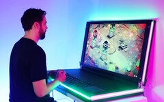 Ein Gaming-Laptop mit einem 43 Zoll Bildschirm ist ein ungewohnter Anblick. (Bild: Evan and Katelyn, YouTube)