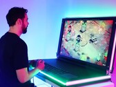Ein Gaming-Laptop mit einem 43 Zoll Bildschirm ist ein ungewohnter Anblick. (Bild: Evan and Katelyn, YouTube)