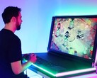 Ein Gaming-Laptop mit einem 43 Zoll Bildschirm ist ein ungewohnter Anblick. (Bild: Evan and Katelyn, YouTube)