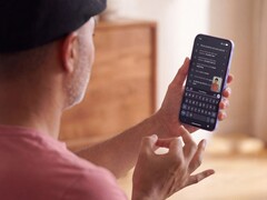 Person gebärdet einhändig vor einem Pixel-Smartphone, auf dem Gboard den erkannten Text anzeigt