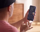 Person gebärdet einhändig vor einem Pixel-Smartphone, auf dem Gboard den erkannten Text anzeigt