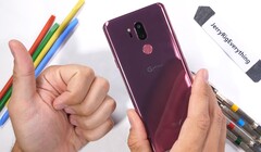 Daumen hoch für das LG G7 ThinQ im Durability-Test von JerryRigEverything.
