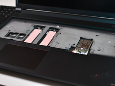 Die zwei zusätzlichen SSD-Steckplätze unter der Tastatur des Lenovo ThinkPad P16 Gen 3.