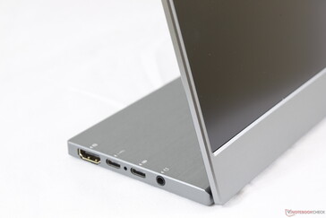 Die Scharniere sind zwar okay, sie könnten jedoch stärker und starrer sein, um die Langlebigkeit zu verbessern