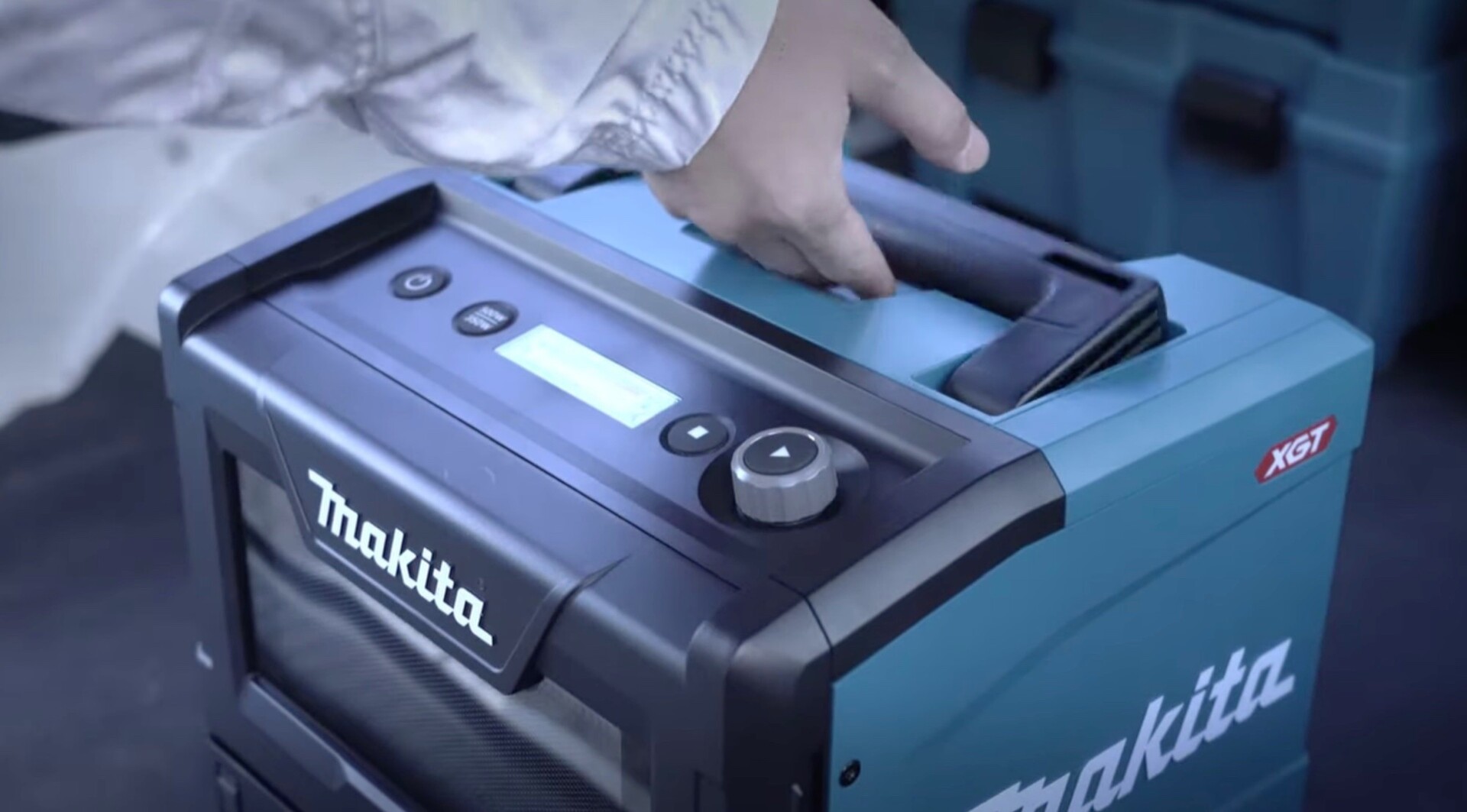 Makita präsentiert portable Mikrowelle mit Akku, USB-Port und 500 Watt  Leistung -  News