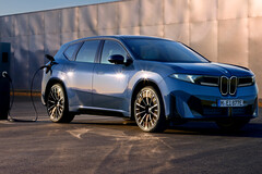 Mit 320 PS und Heckantrieb bildet der BMW iX3 40 die neue elektrische Basis aus München. An der Schnellladesäule zieht der BMW iX3 40 den Strom mit bis zu 300 kW.