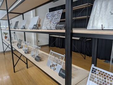 Der Herstellungsprozess für den neuen Grundrahmen aus Metalllegierung und den Außendeckel beginnt jeweils mit einem Block aus einer 6063 Aluminiumlegierung.