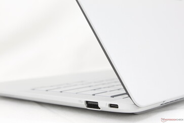 Das matte Metallgehäuse ist sehr leicht und hat keine Probleme mit Fingerabdrücken.