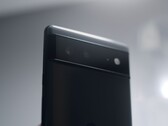 Rückseite eines schwarzen Google-Pixel-Smartphones mit der typischen Kameraleiste der Pixel-6-Reihe