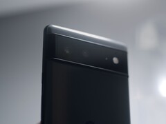 Rückseite eines schwarzen Google-Pixel-Smartphones mit der typischen Kameraleiste der Pixel-6-Reihe