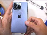 Apples iPhone 15 Pro Max überlebt den Durability-Test von JerryRigEverything nicht unbeschadet. (Bild: JerryRigEverything)