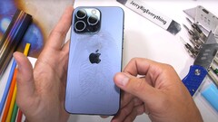 Apples iPhone 15 Pro Max überlebt den Durability-Test von JerryRigEverything nicht unbeschadet. (Bild: JerryRigEverything)