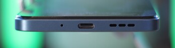 Unten: Mikrofon, USB-C-Port, Lautsprecher