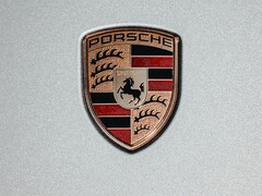 Der renommierte deutsche Sportwagenhersteller Porsche arbeitet offensichtlich an einer windschnittigen Elektro-Limousine (Bild: Jannis Lucas)