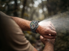 Die Rogbid SpinR Smartwatch hat eine integrierte Taschenlampe