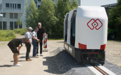 Monocab als Campusbahn auf einer 20 Meter langen Testschiene.