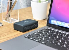 Eine 30 Watt Powerbank mit 10.000 mAh Akkus, die auch im Tesla stecken sollen, misst gerade mal 77 x 56 x 26 mm und das bei 112 Gramm Gewicht.