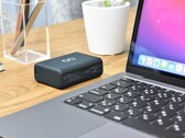 Eine 30 Watt Powerbank mit 10.000 mAh Akkus, die auch im Tesla stecken sollen, misst gerade mal 77 x 56 x 26 mm und das bei 112 Gramm Gewicht.
