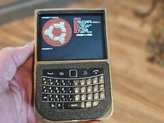 Eine kleine Hardware-Mod macht aus einem Retro-Handheld einen Terminal-PC