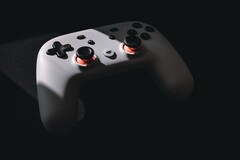 Den Stadia Controller und ein Chromecast Ultra kann man sich derzeit kostenlos schnappen. (Bild: Moises Gonzalez)
