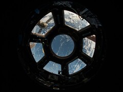 Ein Bild zeigt die Cupola im Inneren der ISS