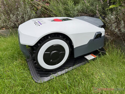 Anthbot Genie auf seiner Ladestation