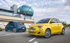 Neuer Fiat 500 Hybrid: Das Modell nutzt die moderne Karosserie des Elektro-Modells, fährt aber mit einem 65 PS starken Mild-Hybrid-Benziner vor (Bild: Fiat).