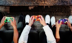 Microsoft bietet den Xbox Wireless Controller jetzt in sechs neuen Farben an. (Bild: Microsoft)