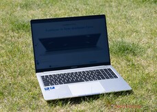 GeekBook M16 im Außeneinsatz bei Sonnenschein