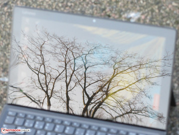 Das Miix 520-12IKB im Freien (fotografiert im Schatten bei strahlendem Sonnenschein)