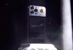 Caviar steckt ein von Steve Jobs signiertes Cover des Times Magazine in ein iPhone 13 Pro. (Bild: Caviar)