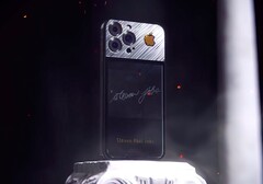 Caviar steckt ein von Steve Jobs signiertes Cover des Times Magazine in ein iPhone 13 Pro. (Bild: Caviar)