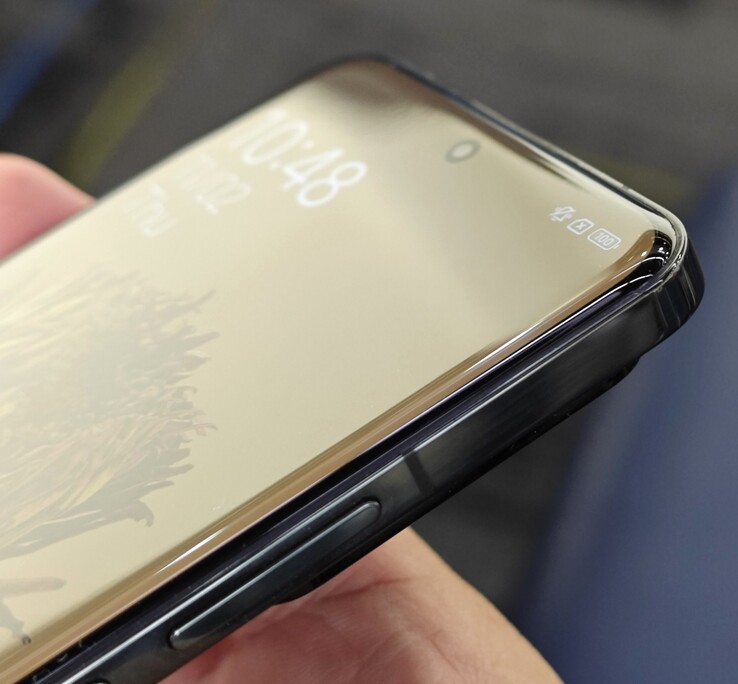 Das Quad-Curved-Glas des Xiaomi 14 Pro über dem neuen 3000 nits AMOLED-Display. (Bild: Bens Gadget Reviews)