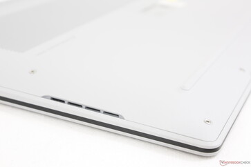 Abgerundete Ecken und Kanten und Lautsprecheröffnungen auf der Unterseite