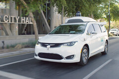 Ein Chrysler Pacifica Minivan, der von Waymo zum selbstfahrenden Taxi umgebaut wurde. Die Google-Schwester will noch dieses Jahr ihre Flotte massiv erweitern.