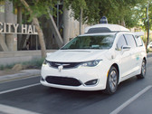 Ein Chrysler Pacifica Minivan, der von Waymo zum selbstfahrenden Taxi umgebaut wurde. Die Google-Schwester will noch dieses Jahr ihre Flotte massiv erweitern.
