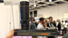 Das Blackview Xplore 6 ist ein dickes Rugged-Phone für Outdoor-Enthusiasten, bringt aber einen Telekonverter mit.