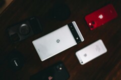 Die Akku-Kapazität des Pixel 6a wird nach 400 Ladezyklen reduziert. (Bildquelle: Franco Gancis)