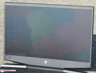 Das HP Notebook im Freien (geschossen bei strahlendem Sonnenschein; direkte Sonneneinstrahlung).