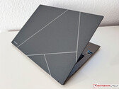 Asus Zenbook S 13 OLED 2023 im Test - Das weltweilt dünnste OLED-Ultrabook kämpft mit nervigen Lüftern