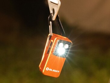Die Olight Oclip 2-Taschenlampe kann an ihrer Befestigungsöse aufgehängt werden.