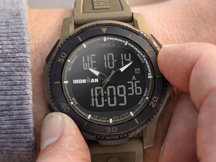 Eine sandfarbene Timex Ironman Adrenaline Ana-Digi-Uhr am Handgelenk mit schwarzer Lünette und sichtbarem Digitaldisplay