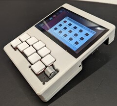 Chonky Pocket: Handheld mit Touchscreen und Akkordtastatur