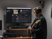 Gitarrist spielt vor einem Monitor mit StemKit App darauf