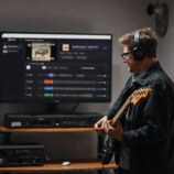 Gitarrist spielt vor einem Monitor mit StemKit App darauf